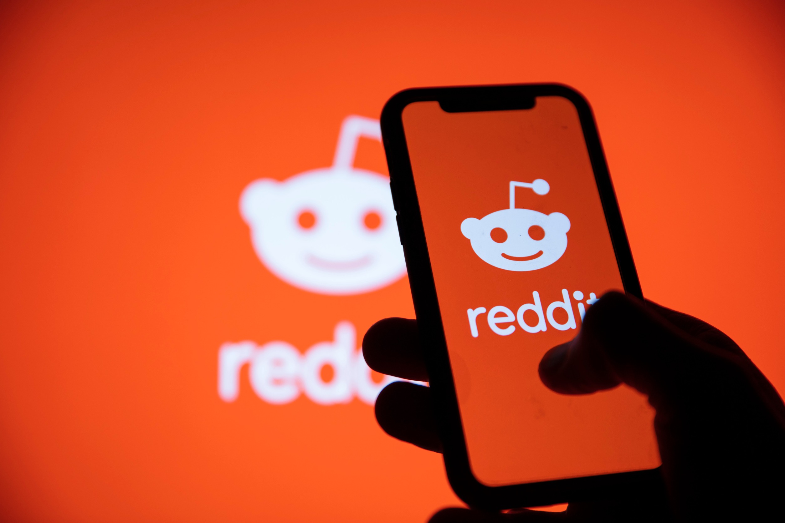 Hedgeye Claims Reddit is 'Grossly Overvalued', Insiders Sell Shares After IPO