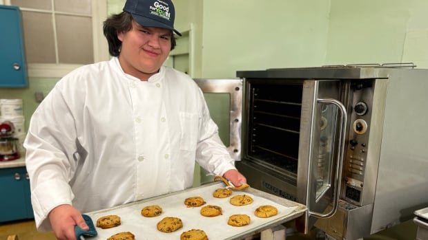 Manitoba teen overcomes challenges to find safety, success in the kitchen