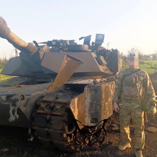 🖼 Российские бойцы позируют на фоне американских танка Abrams и БМП Bradley. ㅤ ㅤ @orchestra_w