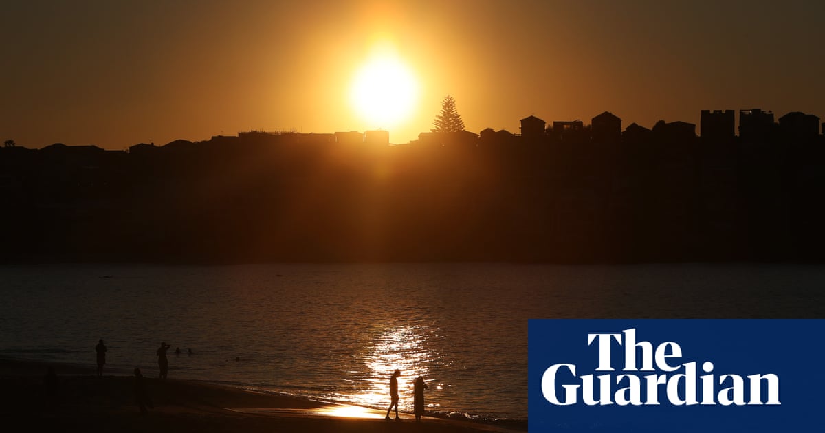 Weekend heatwave forecast for NSW and Victoria, with temperatures to top 36C in Melbourne