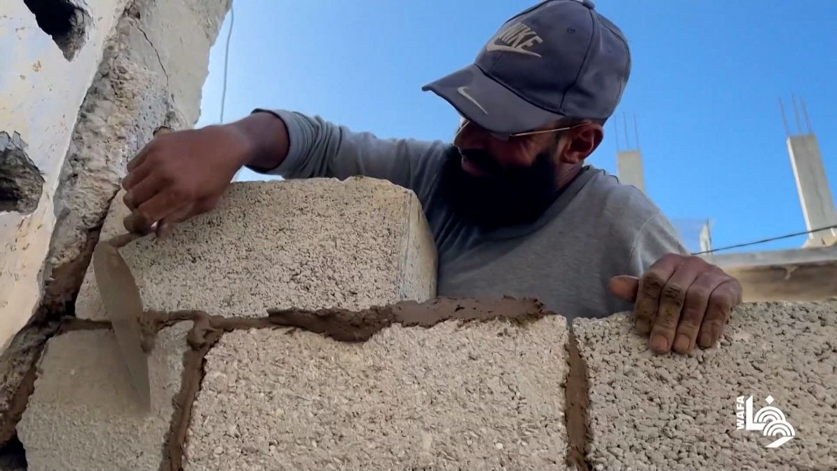 Displaced Khan Younis residents use mud to rebuild destroyed homes