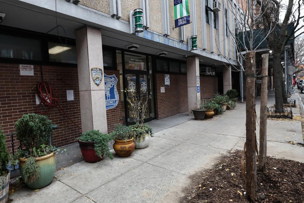 Maniac leaves ‘bomb’ with chilling note in front of West Village NYPD precinct: ‘Chlorine gas is a bitch’