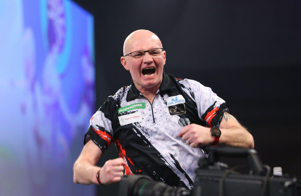 Tyrone's Mansell wins opener, Van Gerwen begins title bid with victory