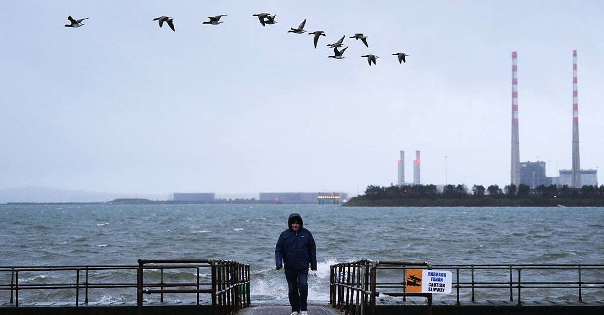 Weather warnings in force as strong winds bring potential disruption to Christmas travel