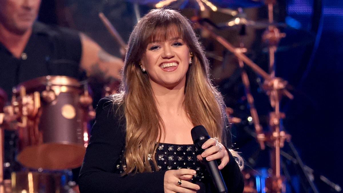 Kelly Clarkson fans are all saying the same thing after she covers Chappell Roan song on her show