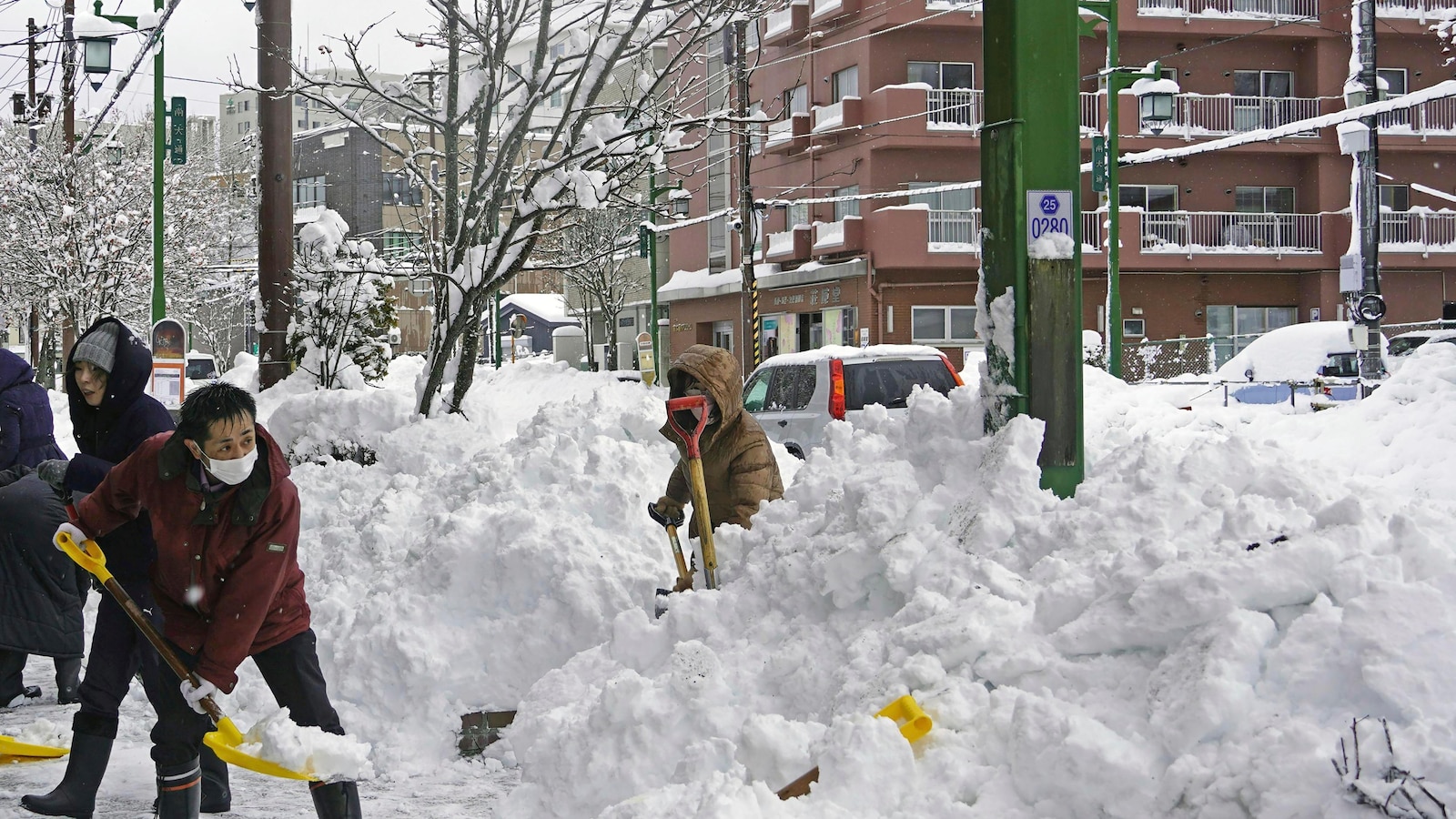 Heavy snow hits northern Japan, disrupting daily life