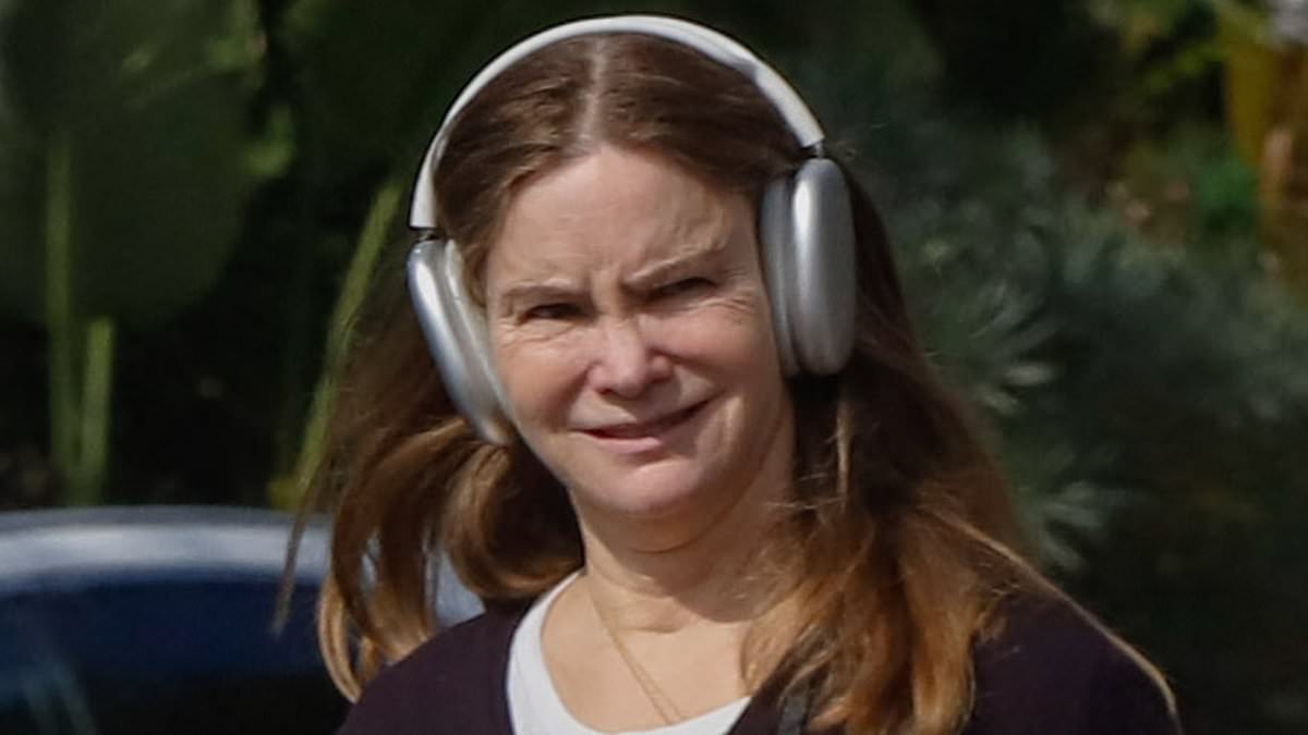 Single White Female vet Jennifer Jason Leigh, 63, is almost unrecognizable during a grocery run