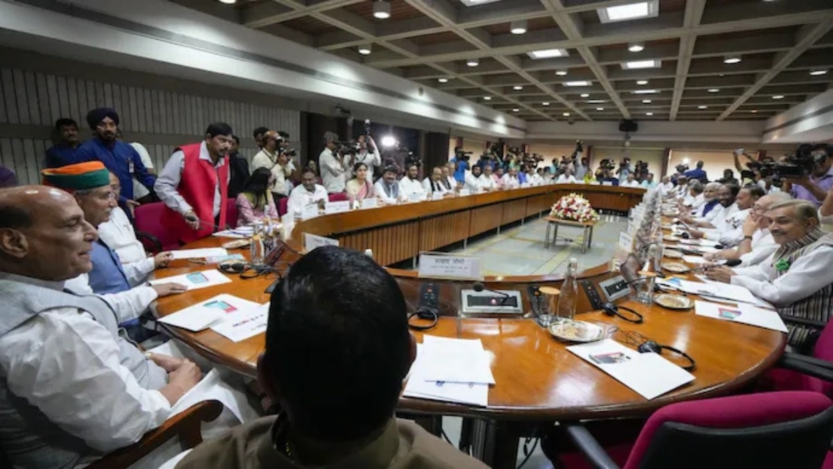 Pahalgam attack: Rahul Gandhi condemns terror strike, backs government response; to visit Kashmir tomorrow - Pahalgam attack: Rahul Gandhi condemns terror strike, backs government response; to visit Kashmir tomorrow   BusinessToday