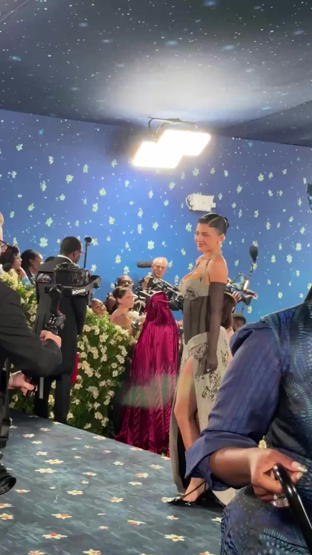Kylie Jenner arrives at the Met Gala  #kyliejenner #celebnews #metgala #fashion