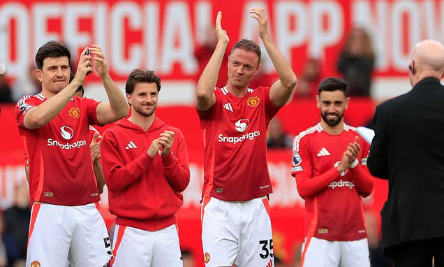 Manchester United legend RETIRES from football at age 37