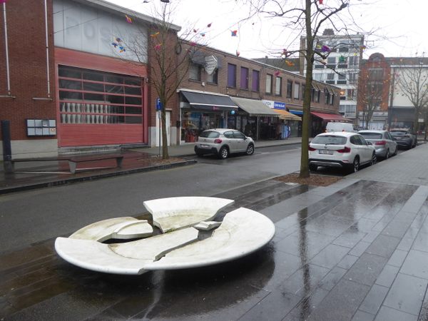 ‘La Grande Assiette Brisée’ (‘The Large Broken Plate’) in La Louvière, Belgium