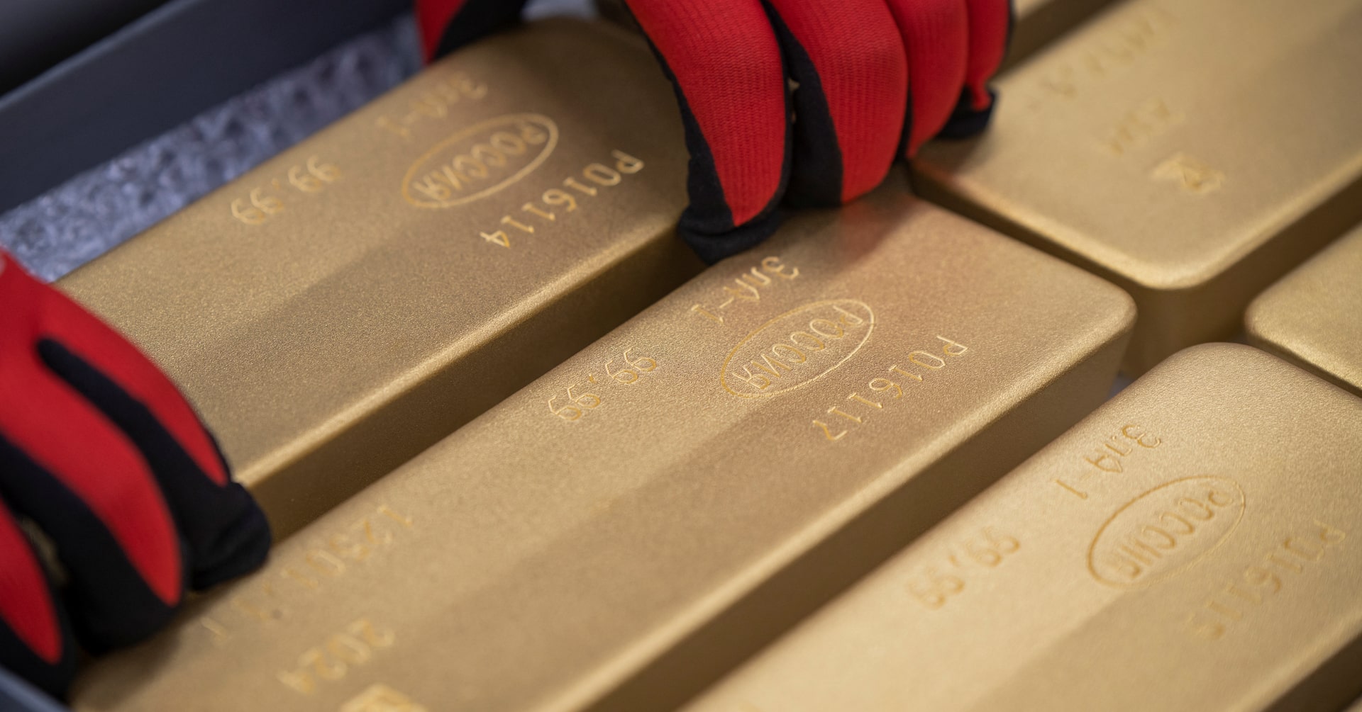 Gold ticks lower, markets digest tariff developments