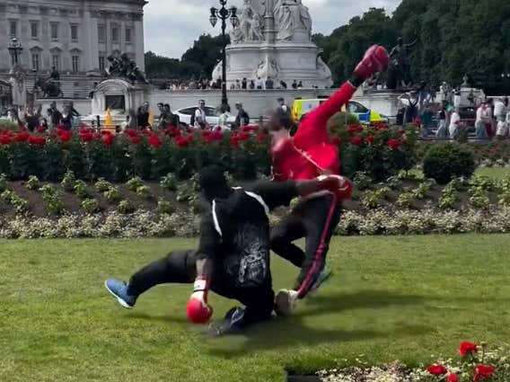 UPDATE: Australian Guy Who's Been Fighting His IG Followers Faced Off Against Deji In London And Just Got Challenged By Andrew Tate Too. What A Week For That Crazy Bloke Chrogman!