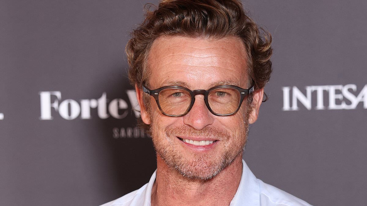 Simon Baker cuts a casual figure in Birkenstock slides at Italian festival