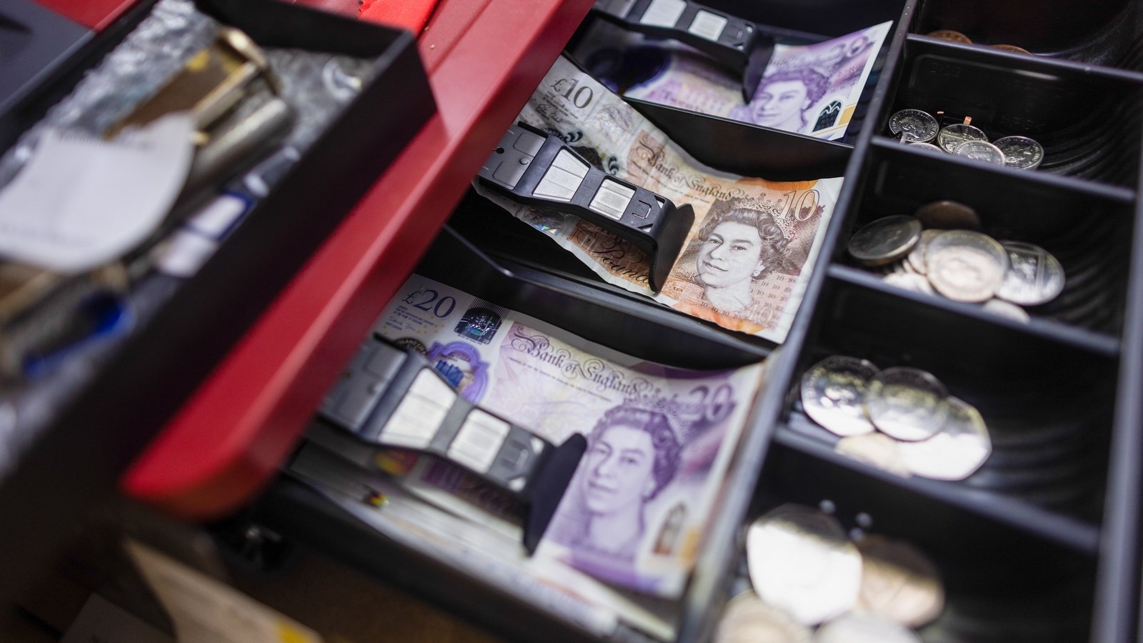 UK retail sales down by 2.7% in May