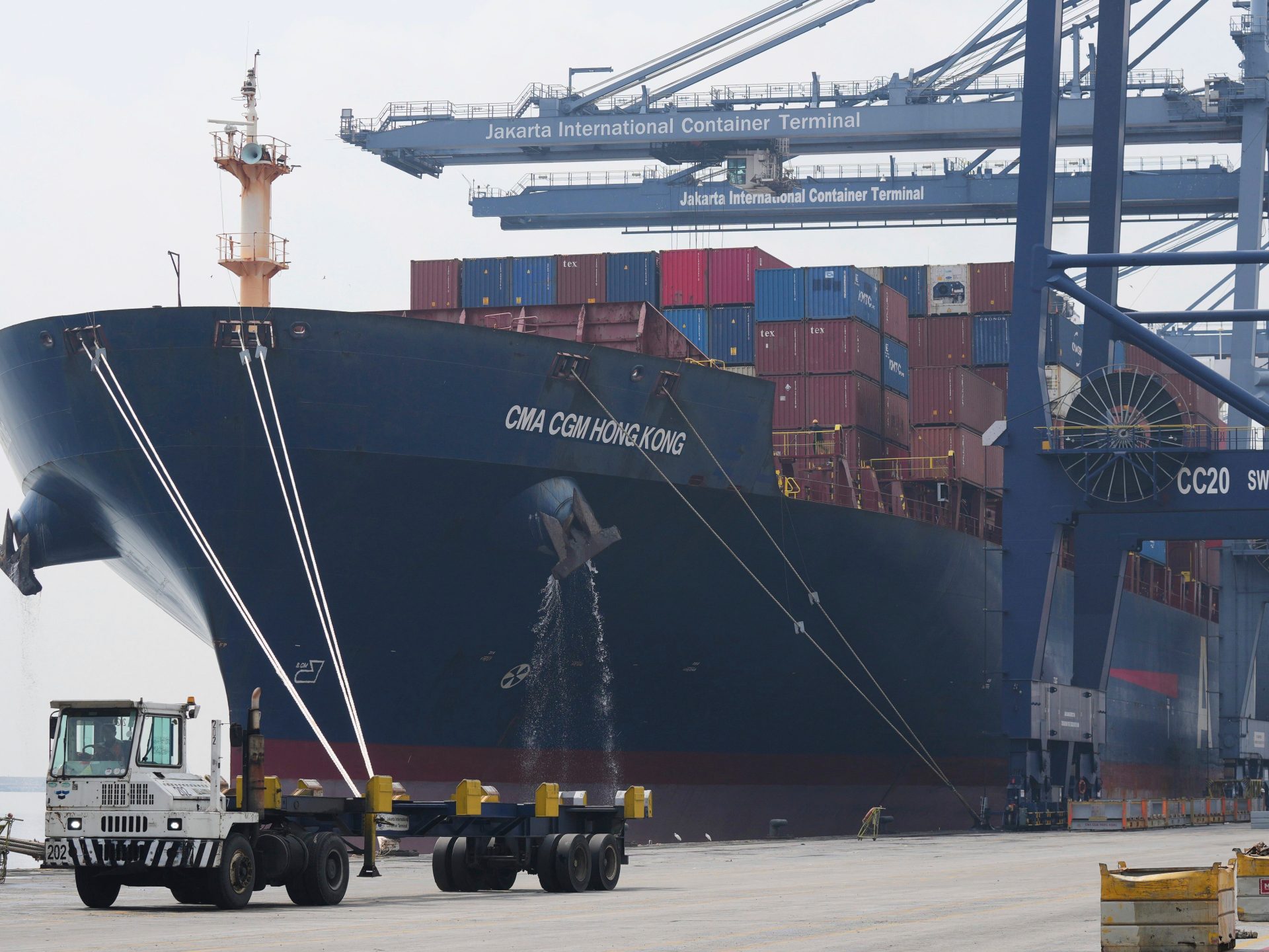 Trump announces new tariffs on six countries including Iraq and the Philippines