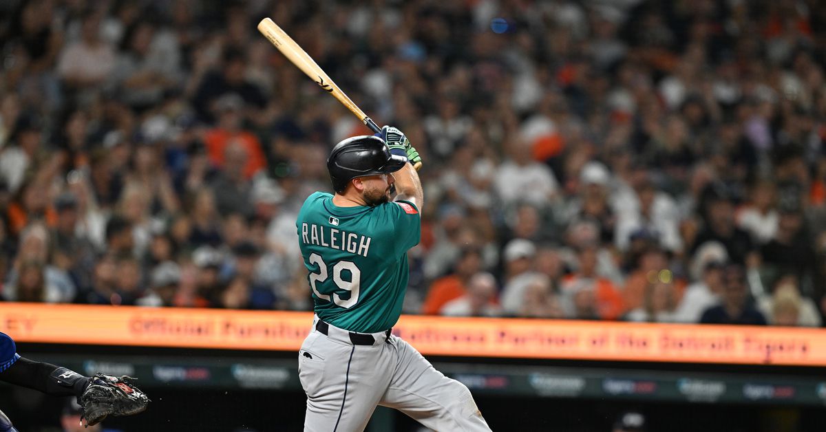 Cal Raleigh sets a new American League record as he closes in on Barry Bonds