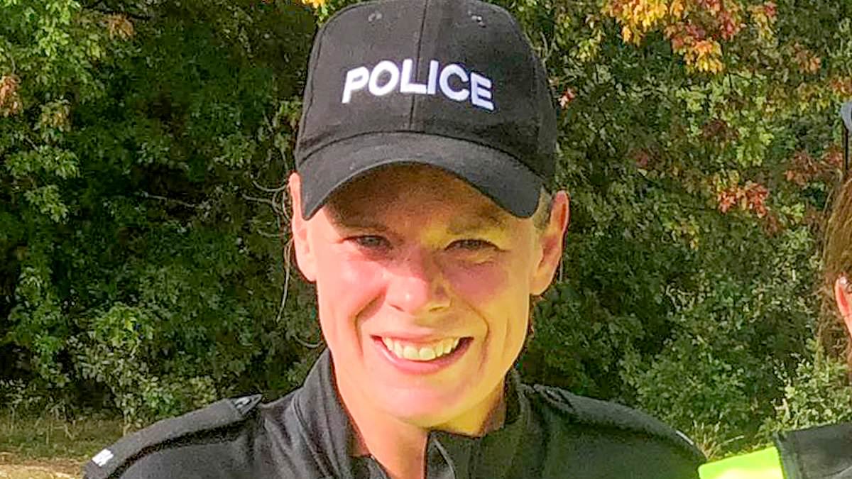 Police officer dies after being arrested for sending sensitive info