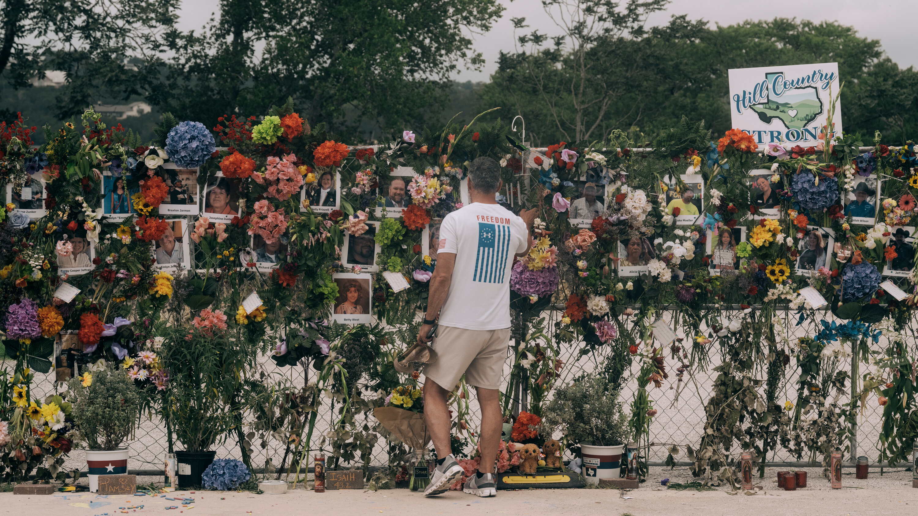 Texans Offer a Hand and Open Their Hearts as Flood Death Toll Grows