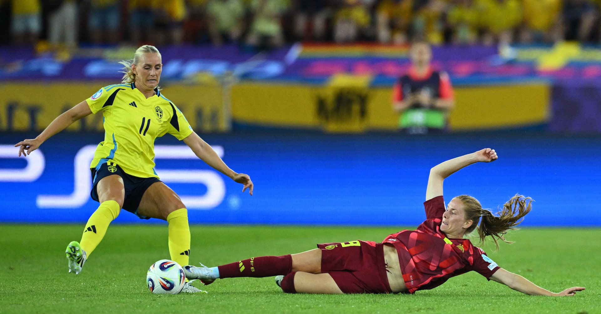 Blackstenius hits top form as Sweden win Women's Euro group