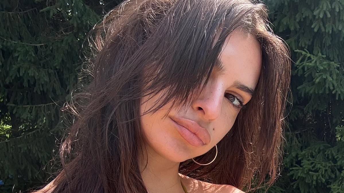 Emily Ratajkowski posts SHOCKING fully nude photo while enjoying summer getaway