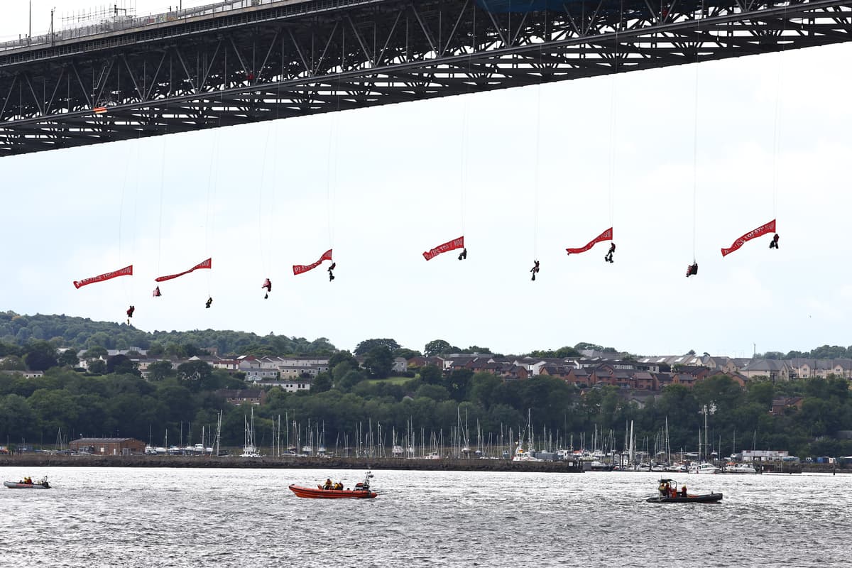 Police close Forth Road Bridge due to Greenpeace protest to block tanker