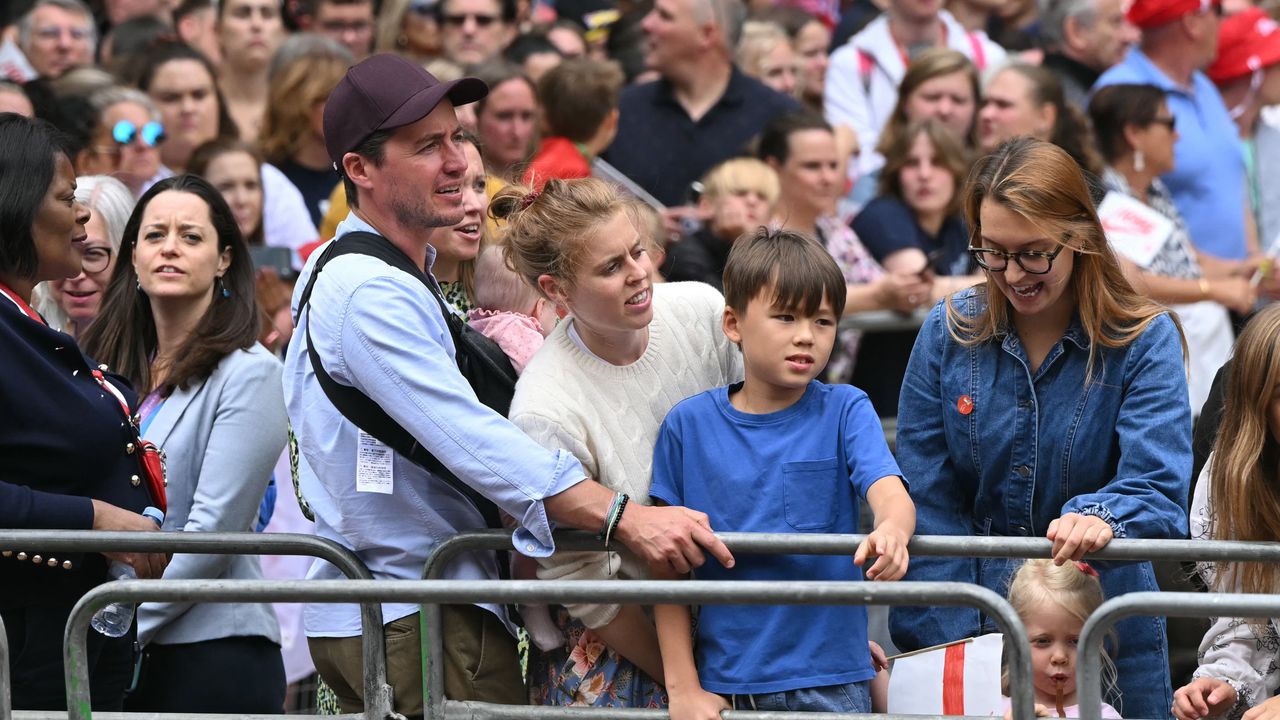 Royally offside: Princess Beatrice and family make a surprise appearance at the ‘Lionesses’ victory parade