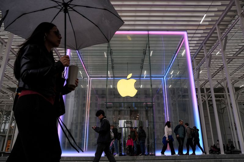 Apple shares rise 1.5% after revenue forecast beats estimates