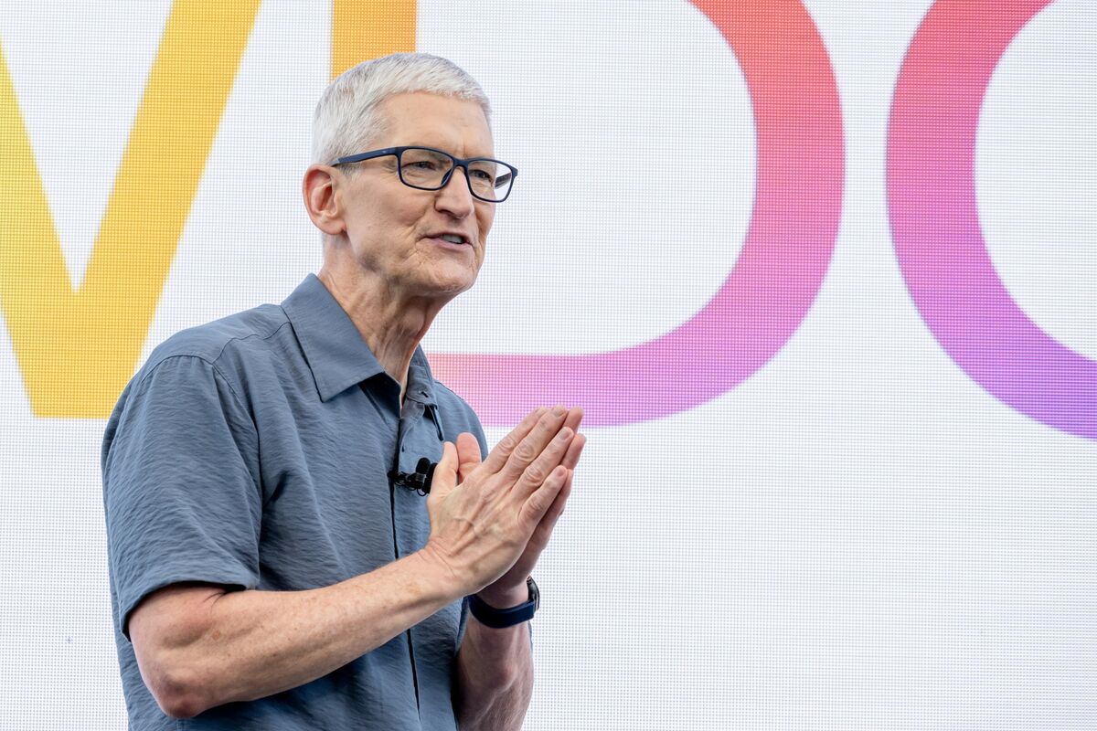 Apple CEO Tells Staff AI Is ‘Ours to Grab’ in Hourlong Pep Talk
