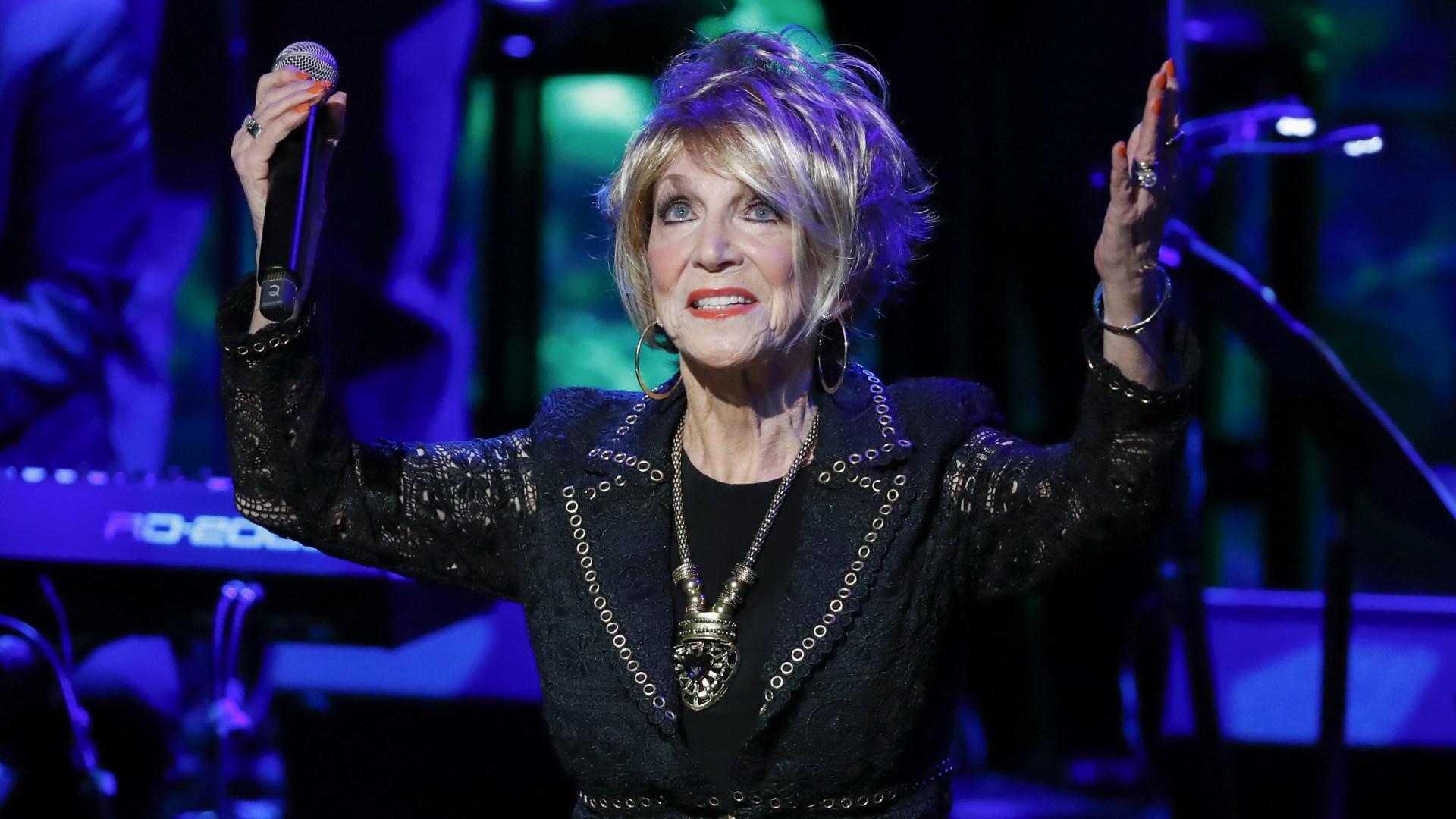 Country legend who sang ‘Don’t Touch Me,’ dies aged 85, as tributes pour in