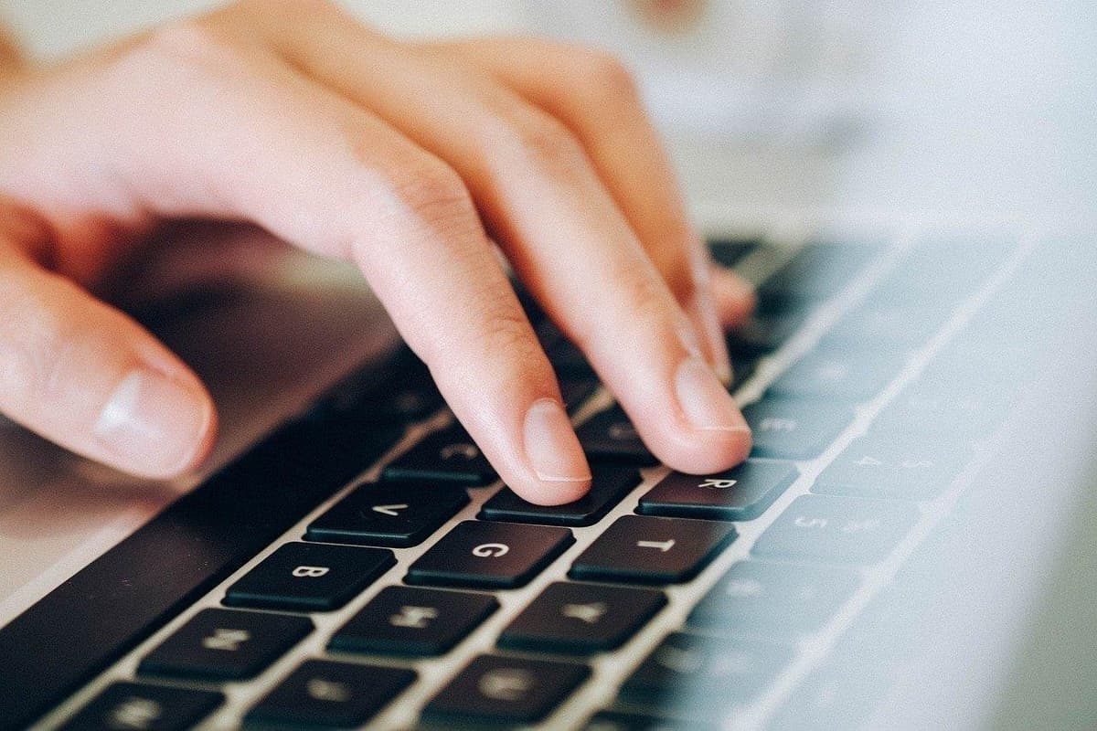 Self employed? See if you qualify for a laptop lease deal starting at £5.41 per month