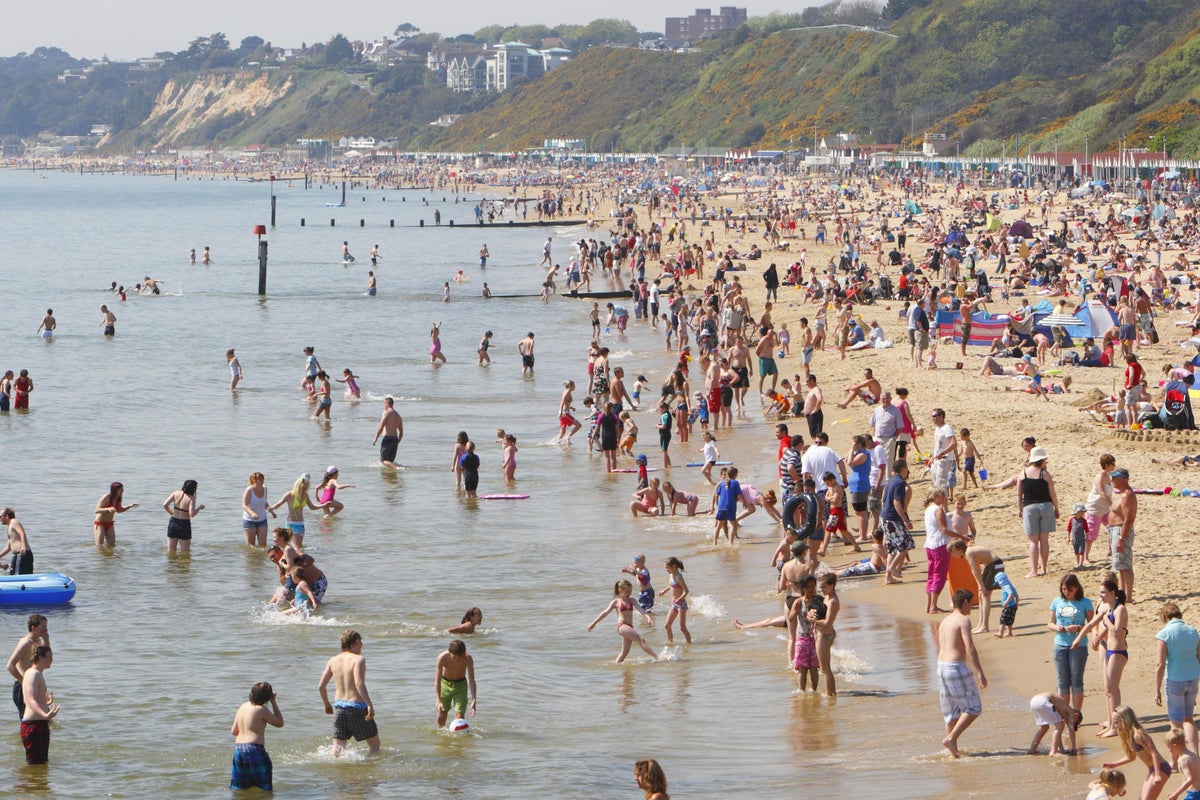 Heath alerts continue as Met Office predicts weekend temperatures to hit 30C