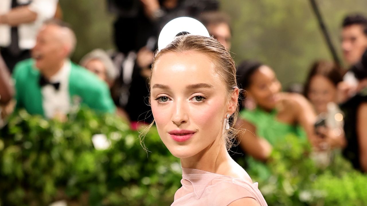 ‘Saltburn with a girl’: Phoebe Dynevor steps into Barry Keoghan’s shoes as she looks to ‘obliterate’ an all-American family in her new film Anniversary