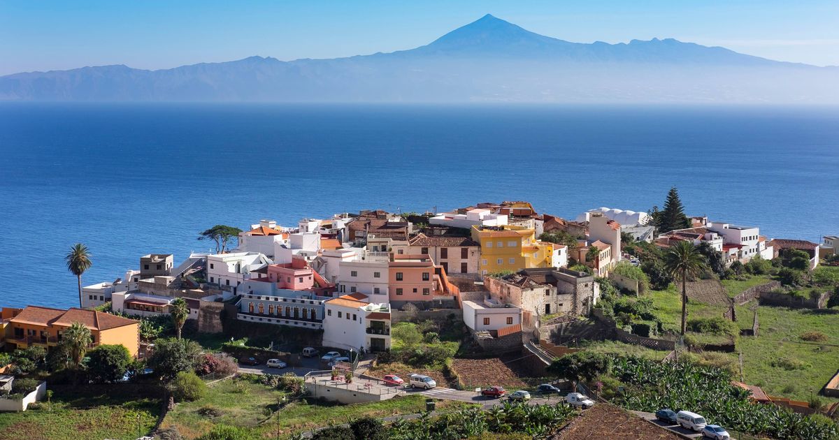 UK holidaymakers urged to 'close windows' in Canary Islands as alert issued