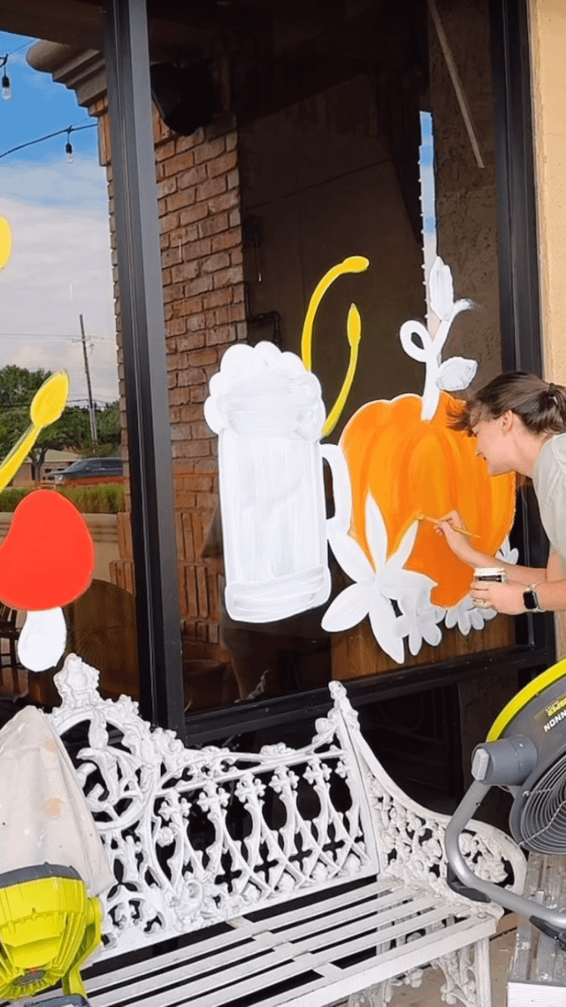 Mississippi artist gets harassed by male Karen because the gate to the business was shut.