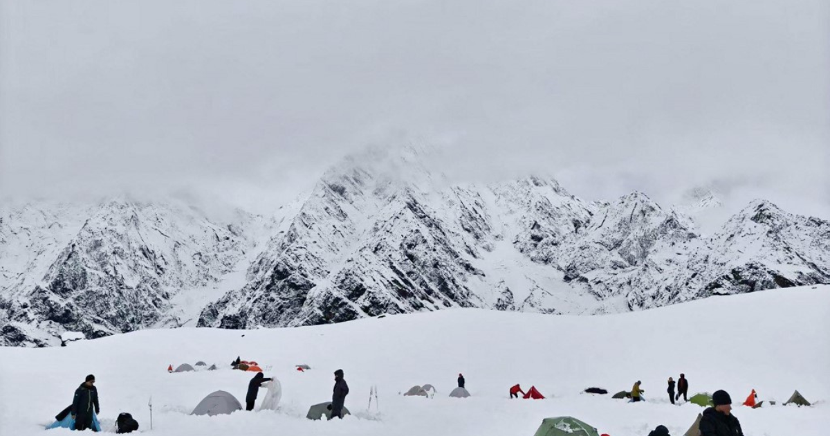 Remaining stranded hikers rescued near Everest