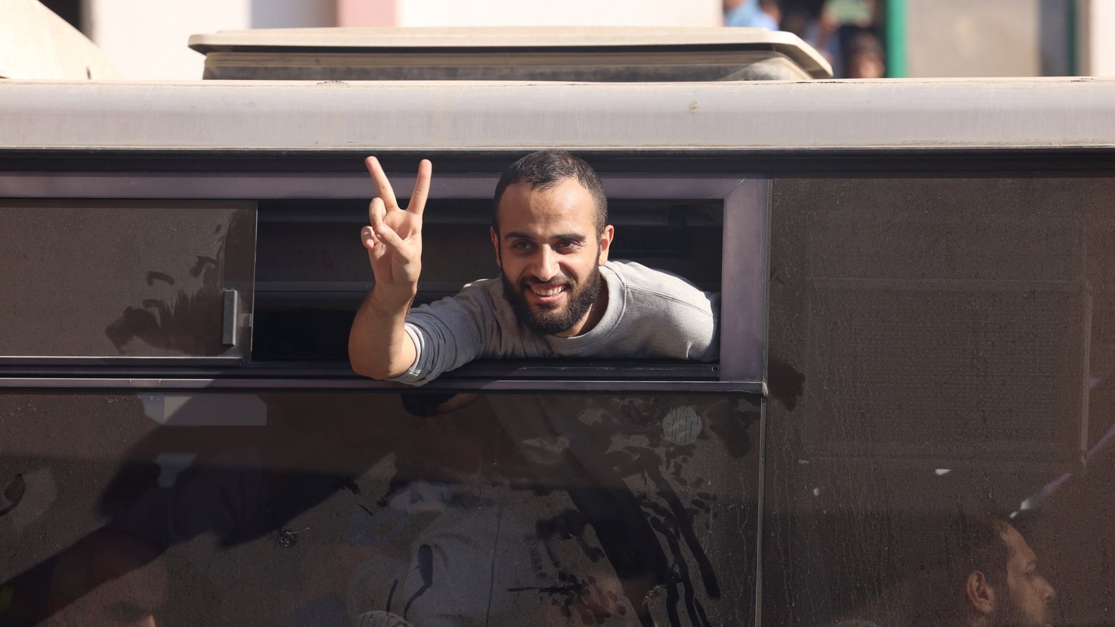 Palestinians freed from Israeli jails return home