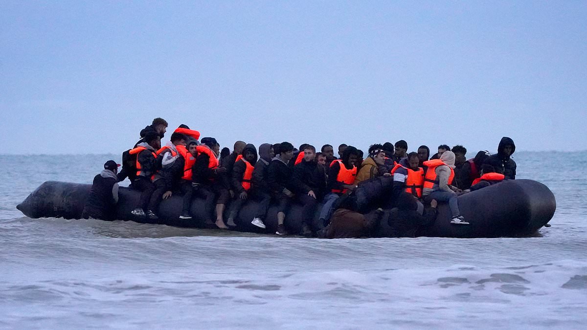 France 'backs out' of deal to intercept Channel boats