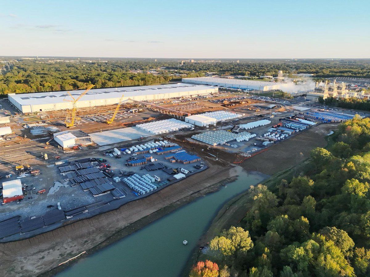 RT by @elonmusk: 🚨🇺🇸 XAI: TODAY, ON SITE, WE HAVE OVER 2,000 WORKERS BUILDING THE WORLD’S MOST POWERFUL COMPUTER “Today, on site, we have over 2,000 workers building the world’s most powerful computer. Thank you to the amazing, hard-working men and women of Memphis for all you do!” Source:…