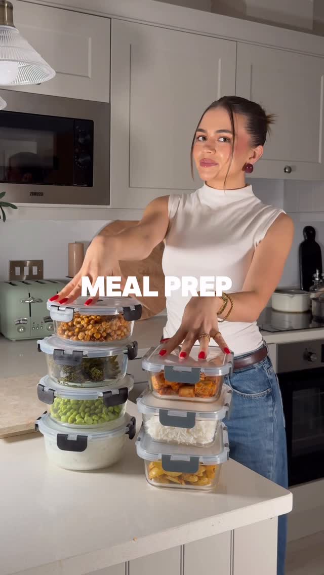 If you eat meat cook chicken instead of tofu and it’s so easy to mix and match everything 🌱 Roasted veggies: Preheat th...