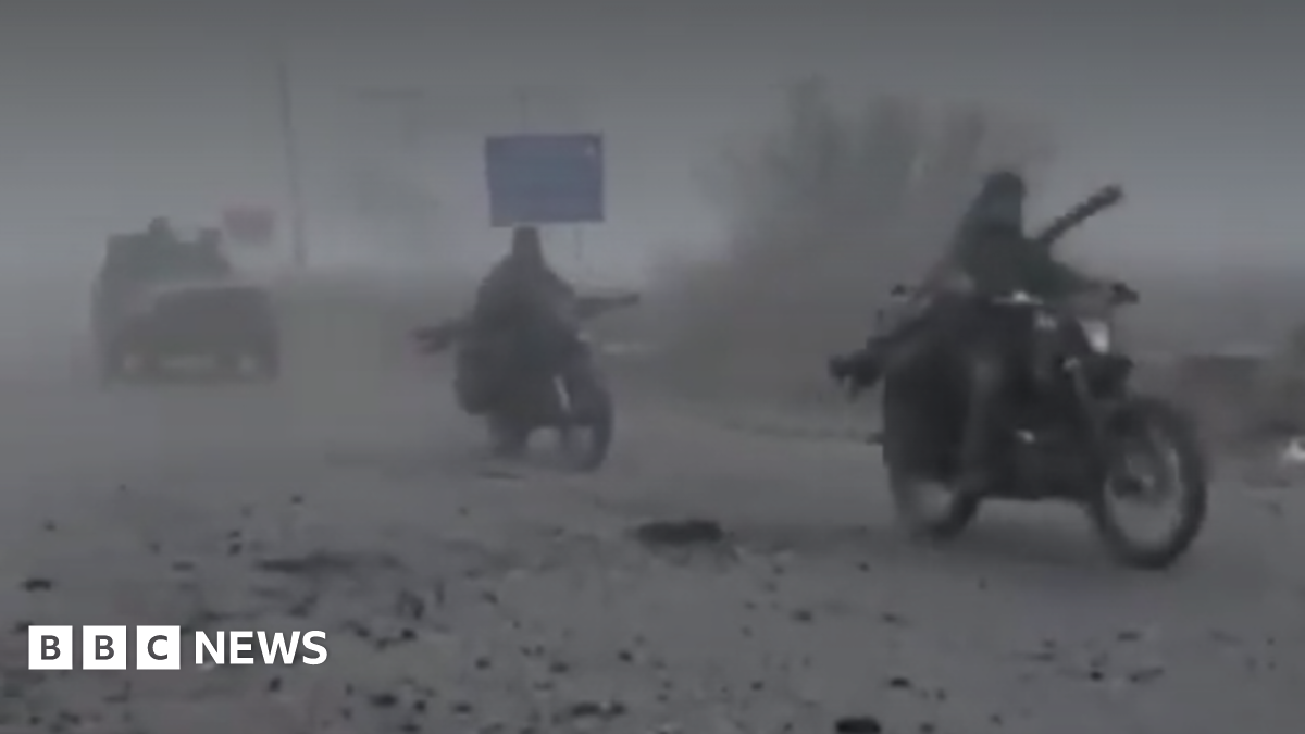 Pokrovsk: Russian forces use fog cover to push further into key Ukraine town