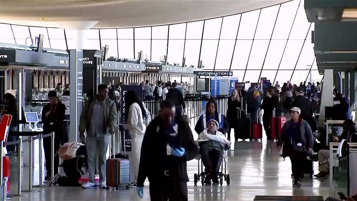 Airbus issues major A320 recall, threatening holiday travel