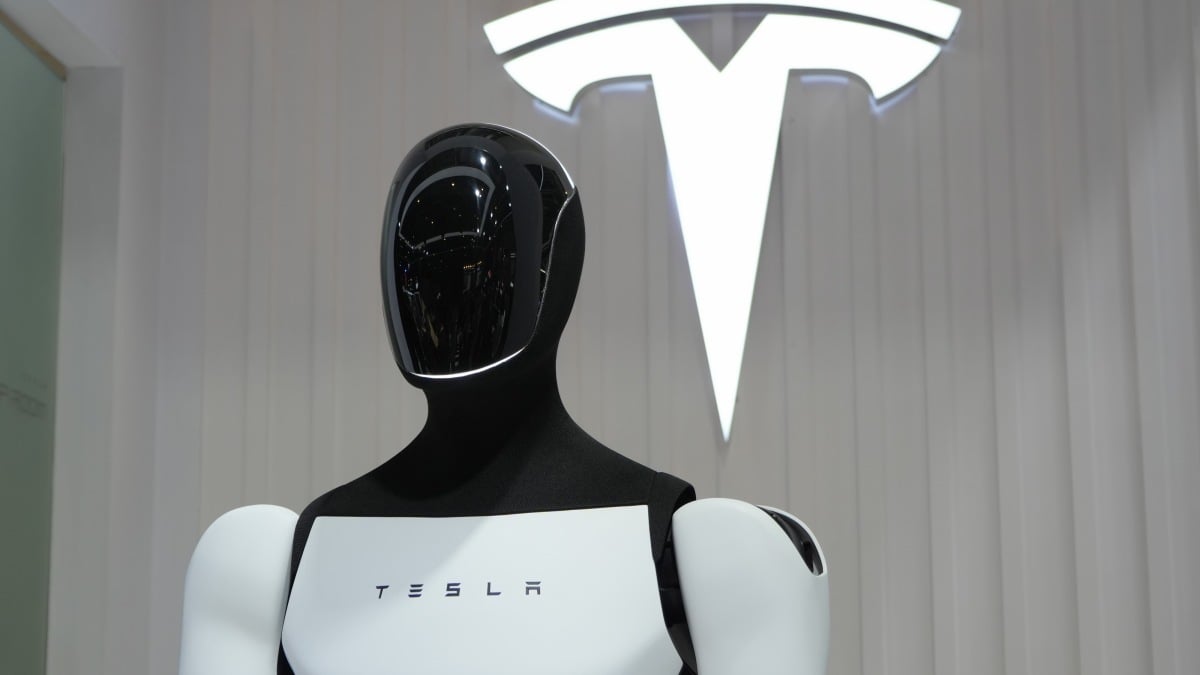 Video of Tesla Optimus robot falling down is going viral