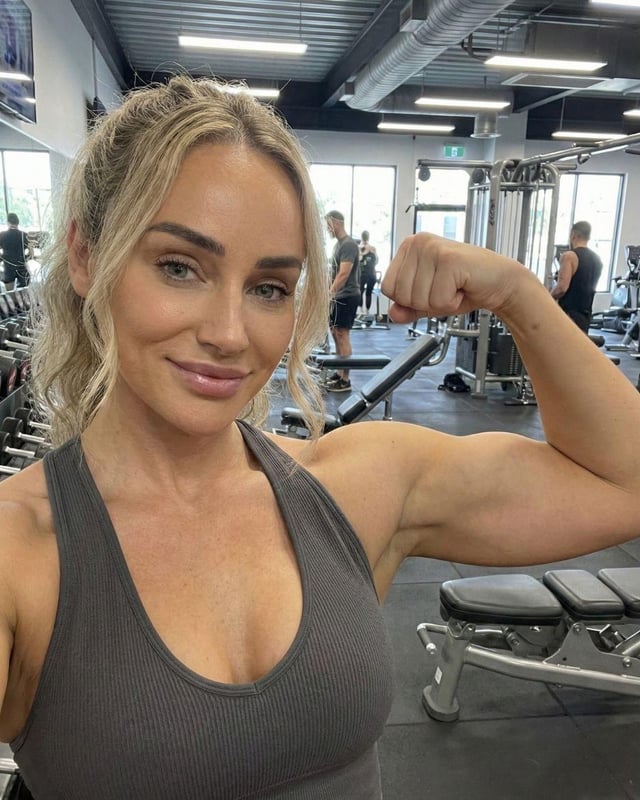 Let's flex those arms girls!