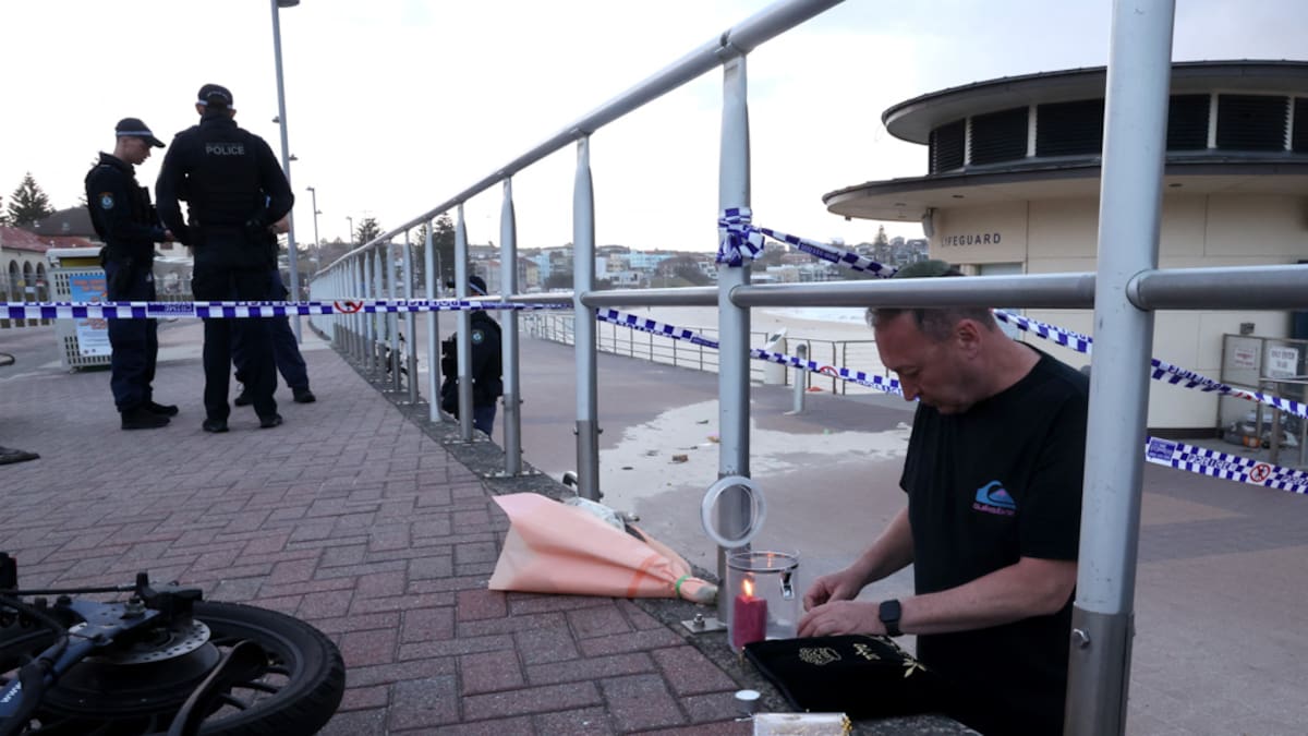 Bondi Beach shooting: Locals help lifeguards in clean-up of Bondi