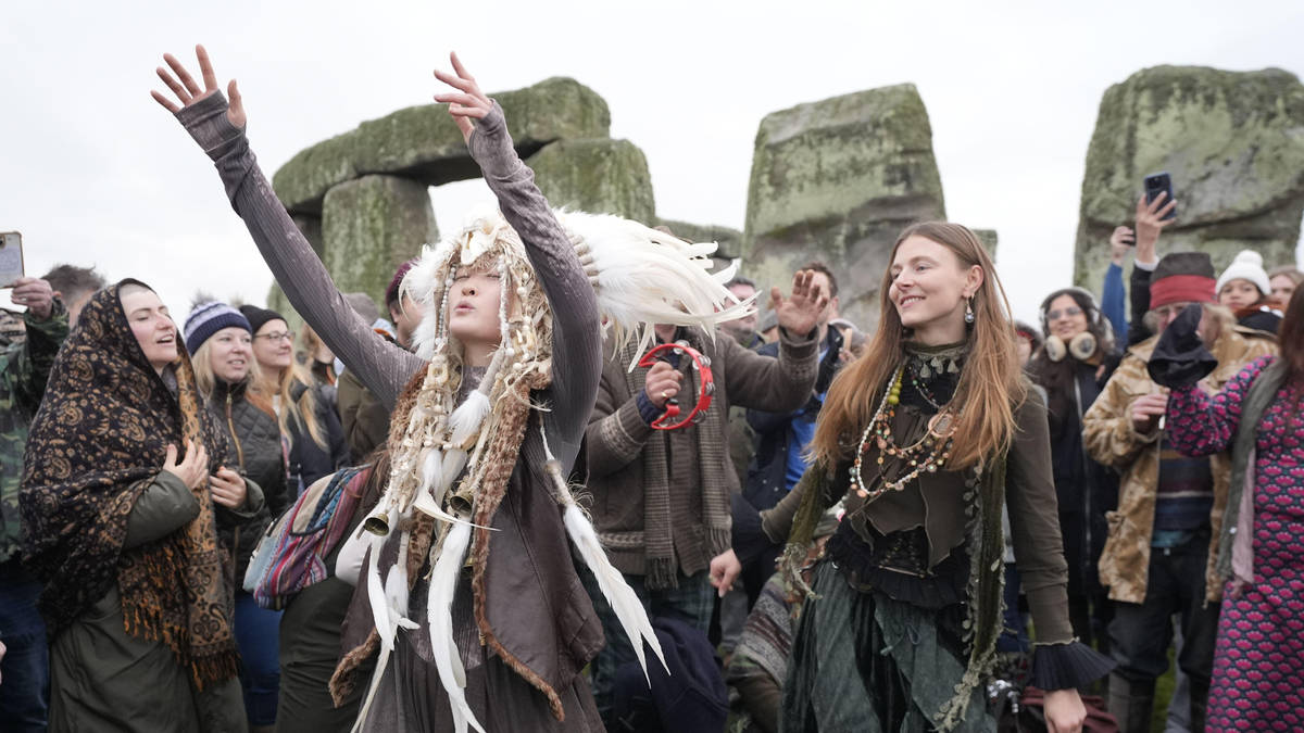 Thousands gather at Stonehenge for sunrise on winter solstice