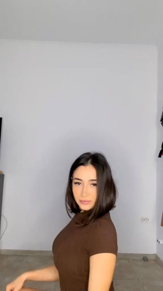 🌟 Tengo ropa de domingo… pero hoy es viernes 🔥 ¿me la quito o te gusta así? #HumorPicante #LatinaWeekend #ChicaAtrevid...