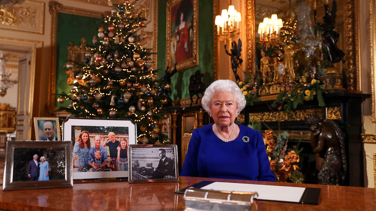 Experts: Why Sussexes were 'edited out' of Queen's Christmas message in 2019
