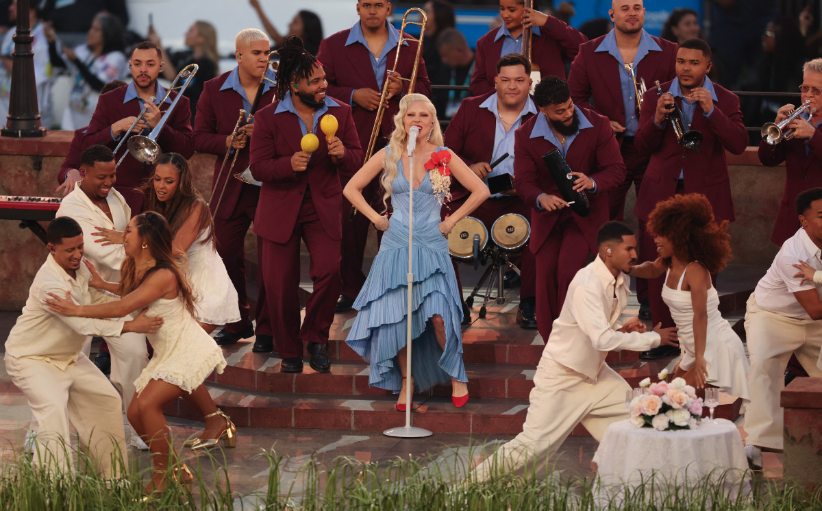 Lady Gaga Sings in Spanish at Super Bowl Halftime Show