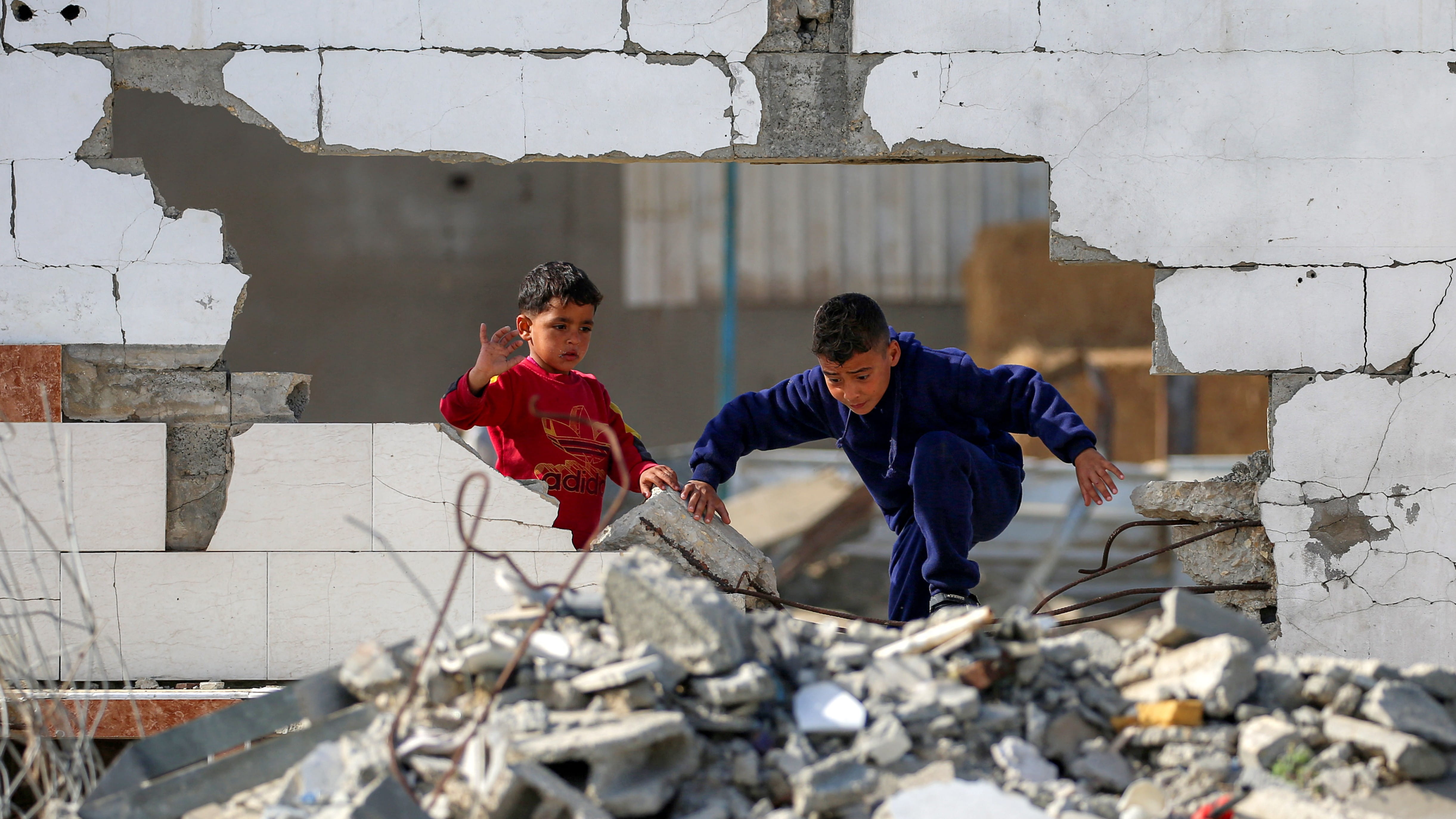 Gaza: 8,000 bodies remain under the rubble, Civil Defence says